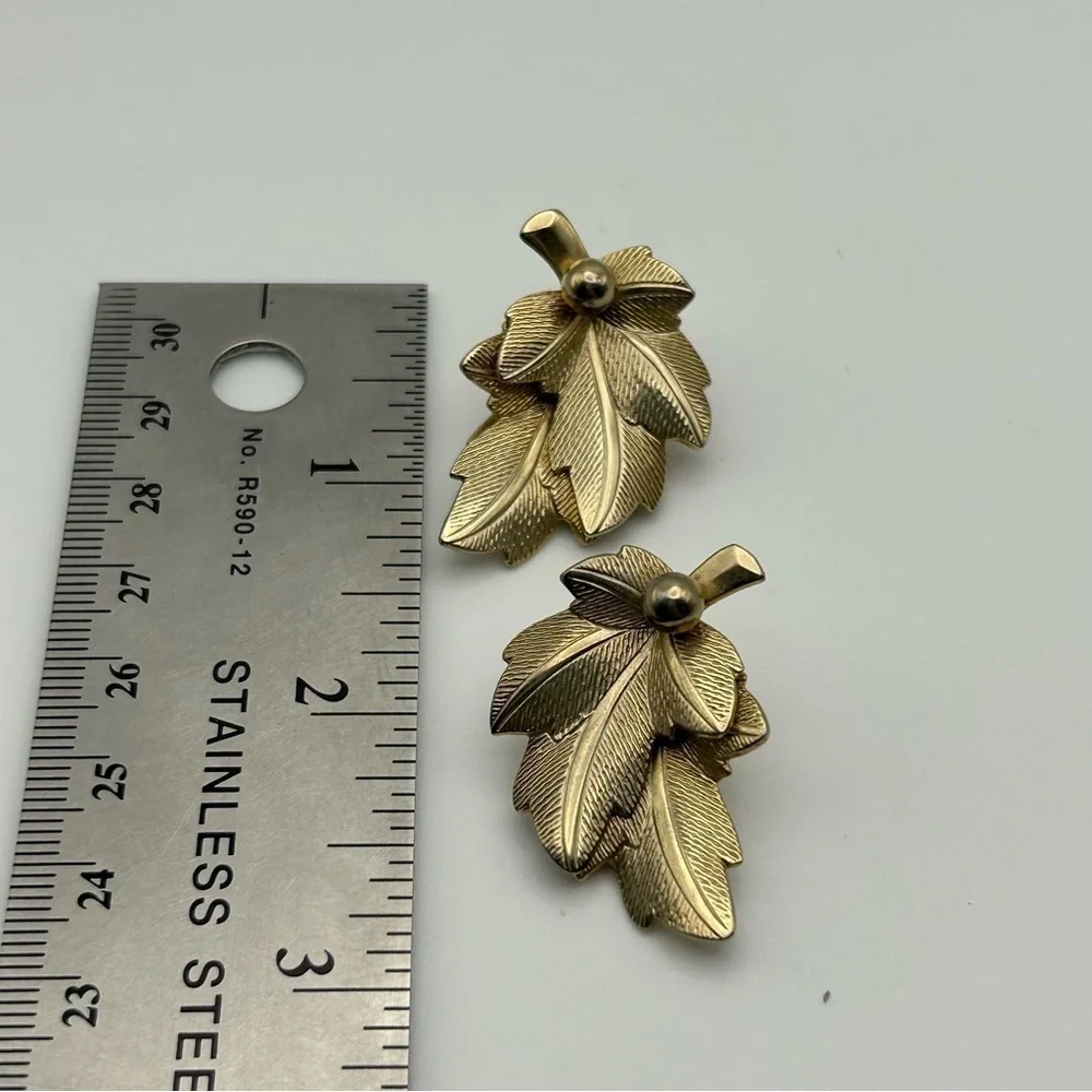 Vintage Textured Gold Tone Grape Leaves Clip On Earrings Nature Trees